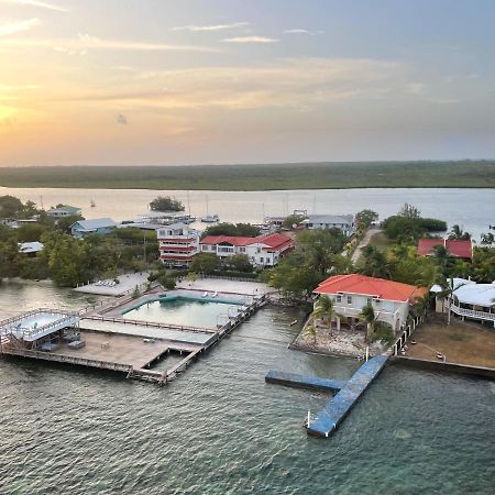 Coral View Beach Resort Утила Екстериор снимка