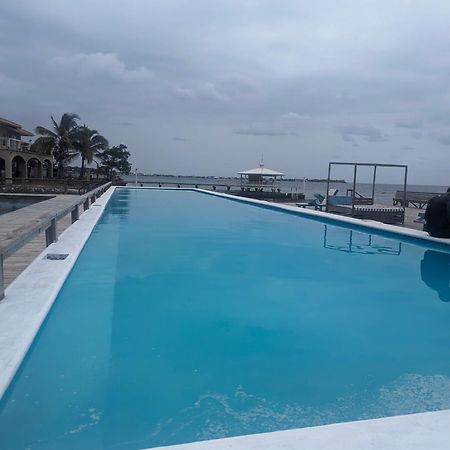 Coral View Beach Resort Утила Екстериор снимка