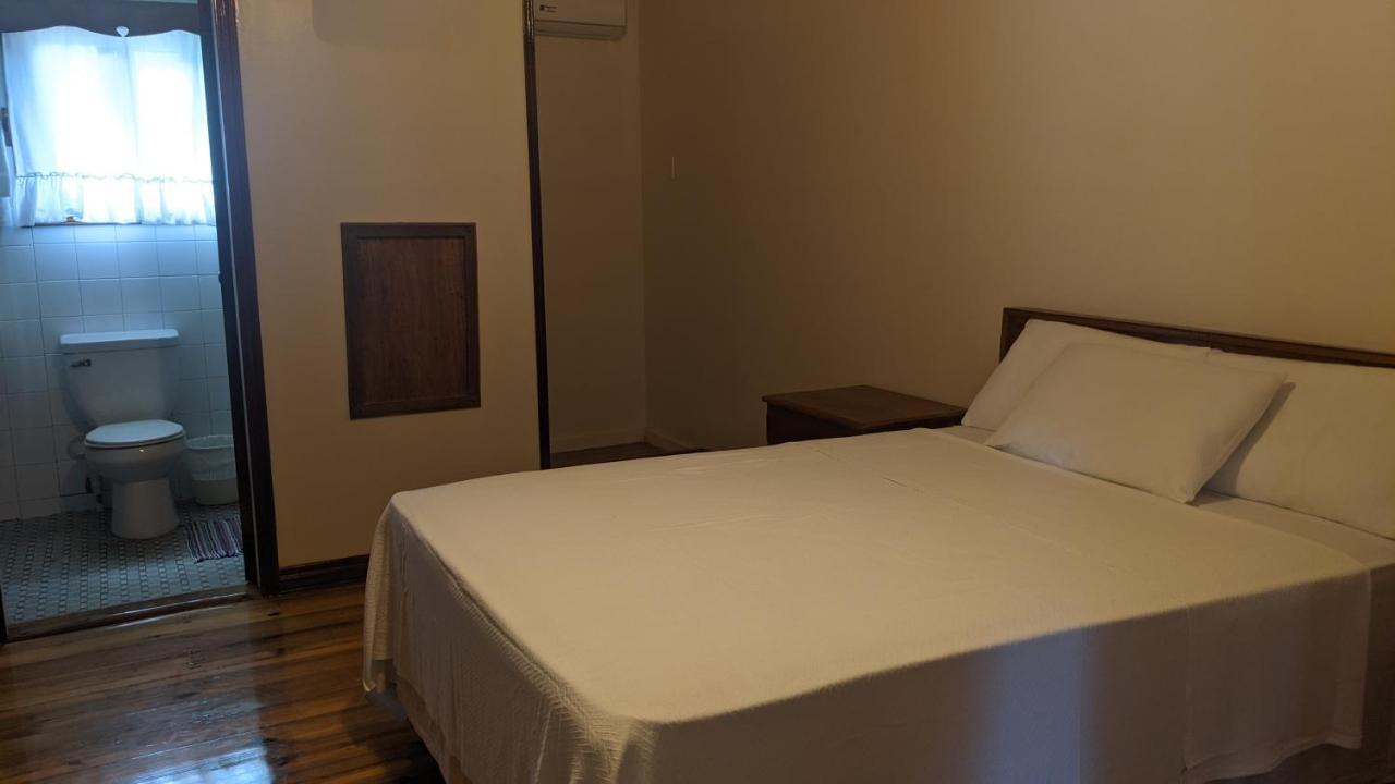 Coral View Beach Resort Утила Екстериор снимка