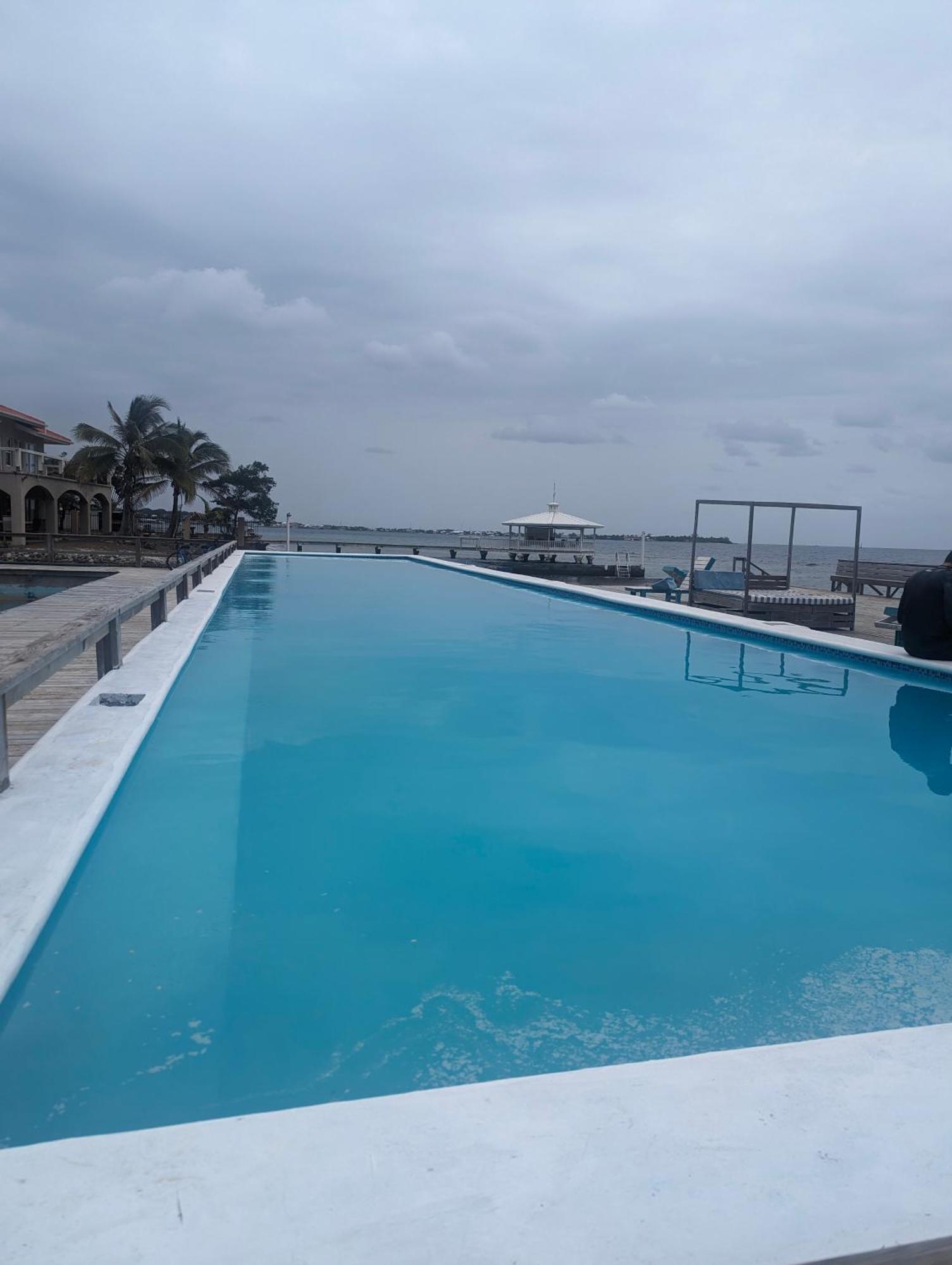 Coral View Beach Resort Утила Екстериор снимка