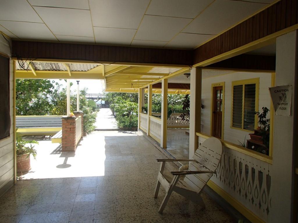 Coral View Beach Resort Утила Екстериор снимка