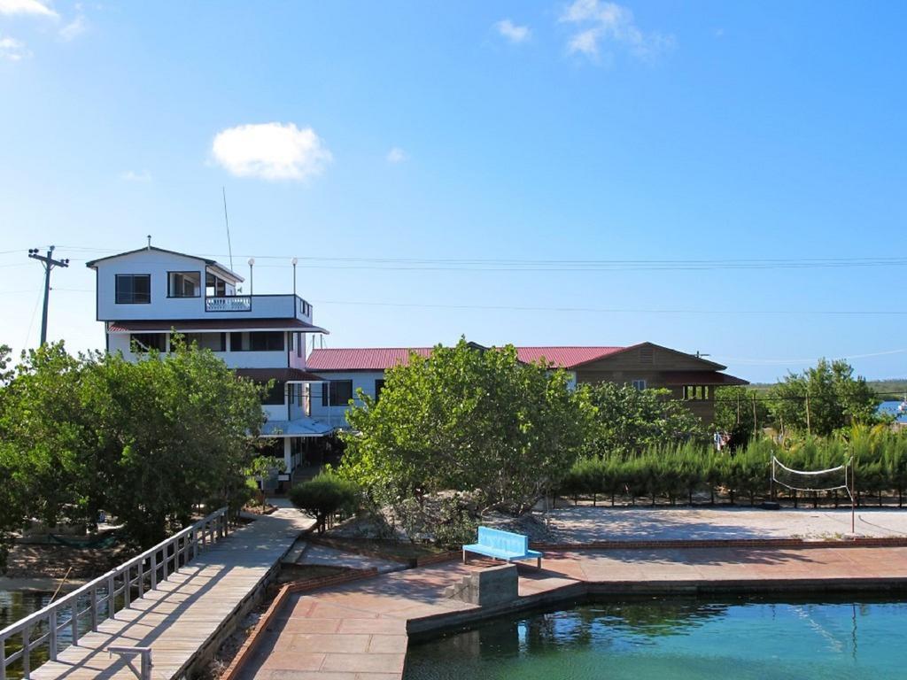 Coral View Beach Resort Утила Екстериор снимка