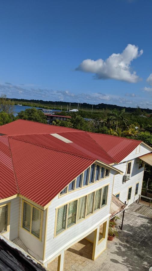 Coral View Beach Resort Утила Екстериор снимка