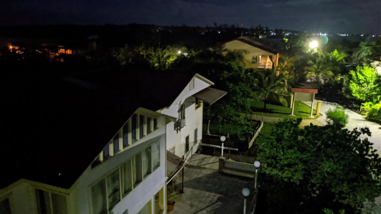 Coral View Beach Resort Утила Екстериор снимка
