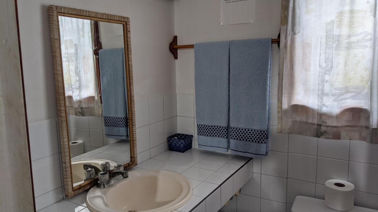 Coral View Beach Resort Утила Екстериор снимка